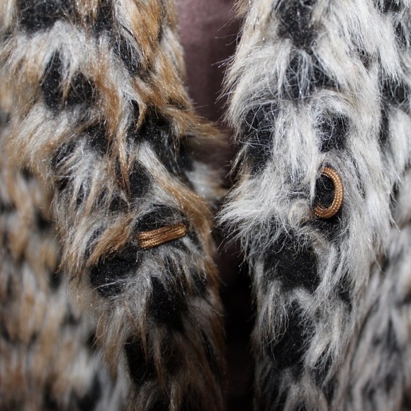 🐾FAUX FURR COAT🐾 - Picture 4 of 4